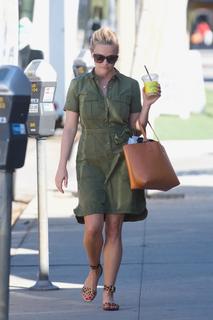 Reese Witherspoon feet photo thumbnail