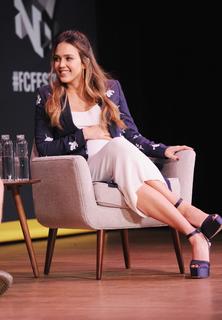 Jessica Alba feet photo thumbnail