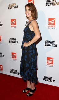 Cobie Smulders feet photo thumbnail