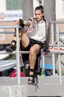 Cindy Crawford feet photo thumbnail