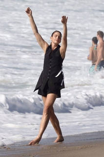 Cindy Crawford feet photo thumbnail