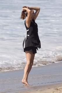 Cindy Crawford feet photo thumbnail