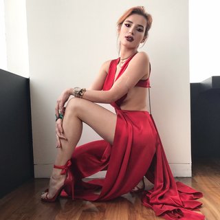 Bella Thorne feet photo thumbnail