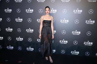 Gal Gadot feet photo thumbnail