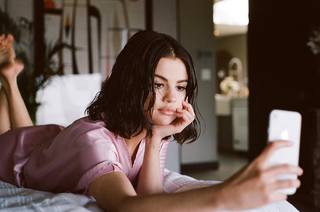 Selena Gomez feet photo thumbnail
