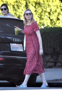 Kirsten Dunst feet photo thumbnail