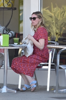 Kirsten Dunst feet photo thumbnail
