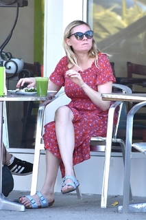 Kirsten Dunst feet photo thumbnail