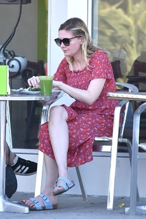 Kirsten Dunst feet photo thumbnail