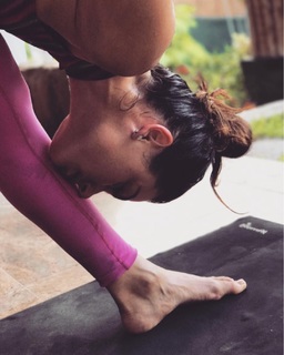 Isis Valverde feet photo thumbnail
