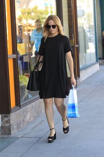 Mena Suvari feet photo thumbnail