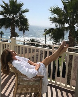 Cindy Crawford feet photo thumbnail