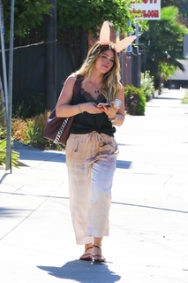 Hilary Duff feet photo thumbnail