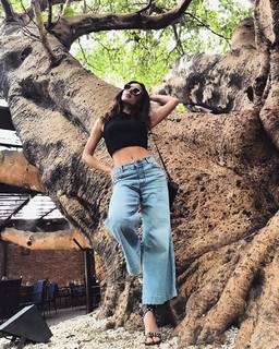 Isis Valverde feet photo thumbnail