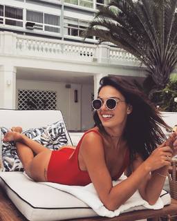 Isis Valverde feet photo thumbnail