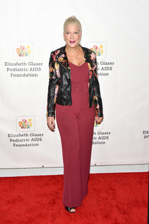 Tori Spelling feet photo thumbnail