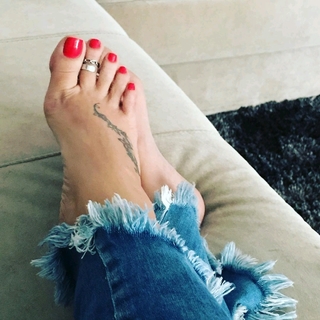 Karin Klemp feet photo thumbnail