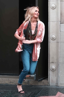Jennifer Lawrence feet photo thumbnail