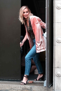 Jennifer Lawrence feet photo thumbnail