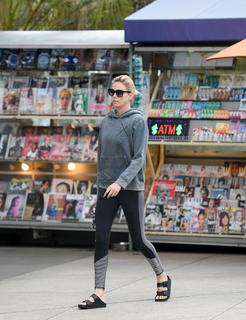 Charlize Theron feet photo thumbnail