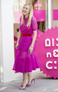 Dakota Fanning feet photo thumbnail