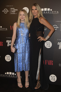 Dakota Fanning feet photo thumbnail