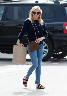 Reese Witherspoon feet photo thumbnail