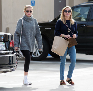 Reese Witherspoon feet photo thumbnail