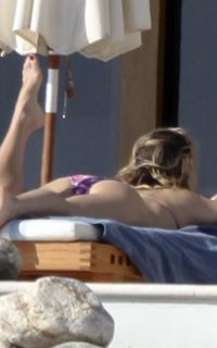 Molly Sims feet photo thumbnail