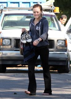 Hilary Duff feet photo thumbnail