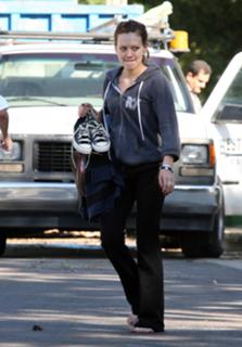 Hilary Duff feet photo thumbnail