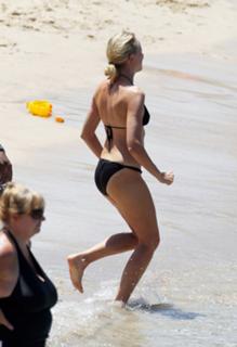 Naomi Watts feet photo thumbnail
