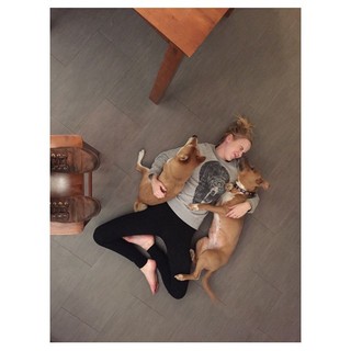 Rachel Brosnahan feet photo thumbnail
