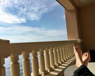 Rachel Brosnahan feet photo thumbnail