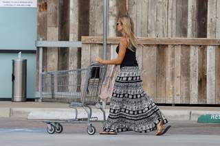 Denise Richards feet photo thumbnail