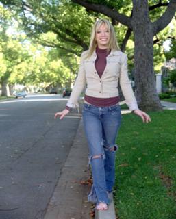 Hilary Duff feet photo thumbnail
