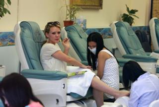 Hilary Duff feet photo thumbnail