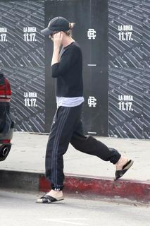 Charlize Theron feet photo thumbnail