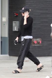 Charlize Theron feet photo thumbnail