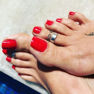 Karin Klemp feet photo thumbnail