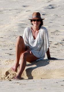 Cindy Crawford feet photo thumbnail
