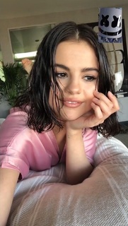Selena Gomez feet photo thumbnail