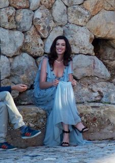 Anne Hathaway feet photo thumbnail