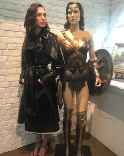 Gal Gadot feet photo thumbnail
