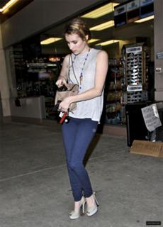 Emma Roberts feet photo thumbnail