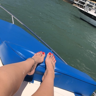 Karin Klemp feet photo thumbnail