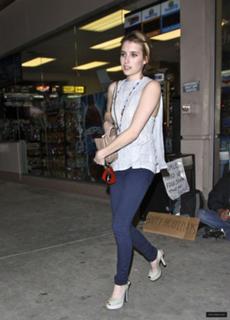 Emma Roberts feet photo thumbnail