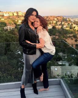 Debra Messing feet photo thumbnail