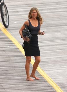 Jennifer Aniston feet photo thumbnail