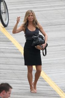 Jennifer Aniston feet photo thumbnail
